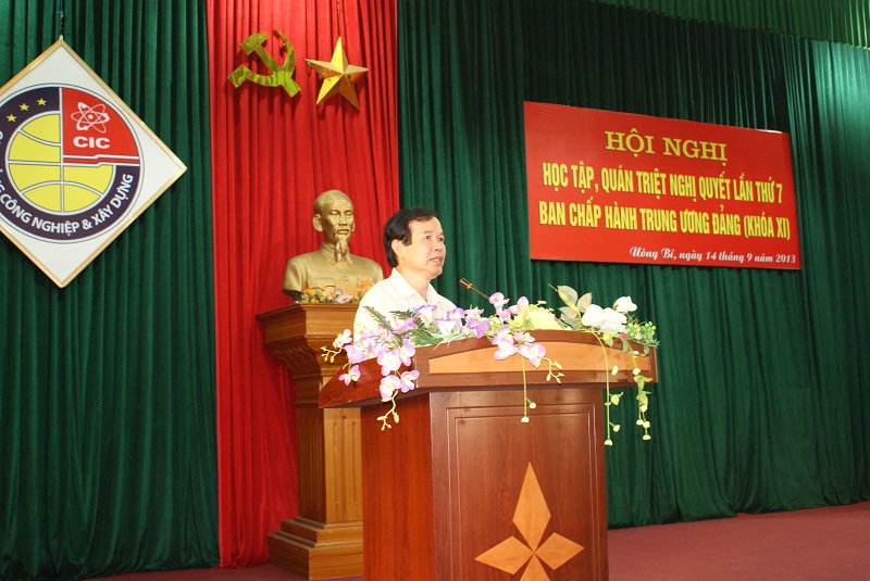 Đ/c Nguyễn Thế Công – Phó Bí thư, Phó Hiệu trưởng nhà trường phát biểu tại lễ khai mạc